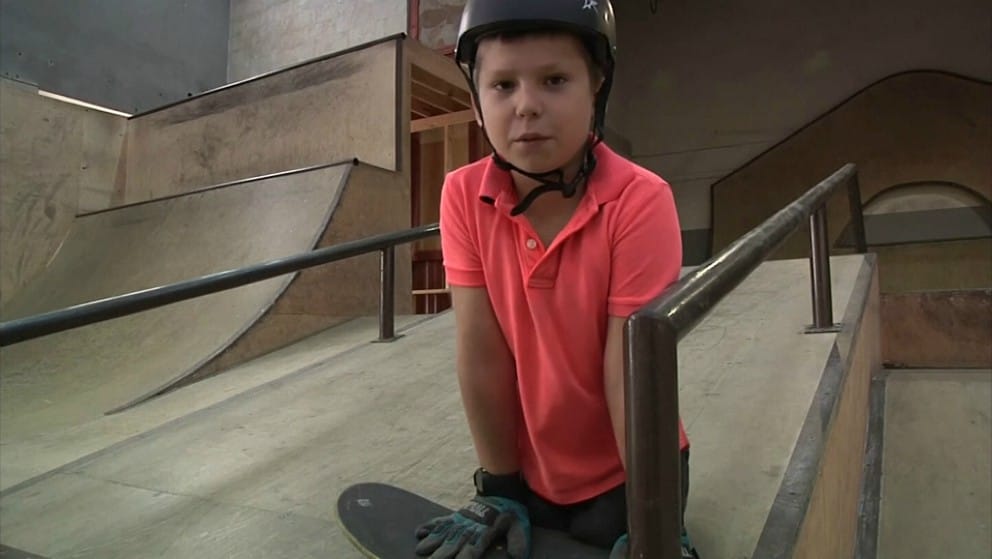 Sin sus dos piernas, hábil niño ‘skater’ da ejemplo a deportistas