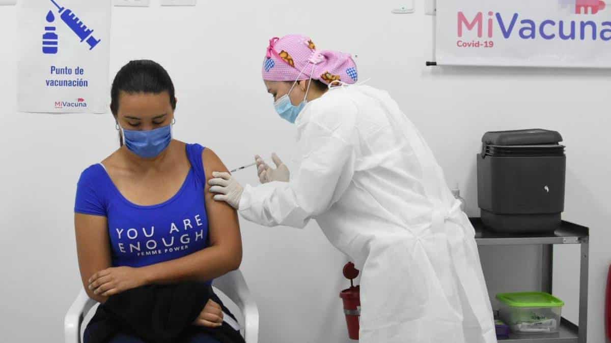 Minsalud pide a los colombianos no confiarse por cifras de vacunación