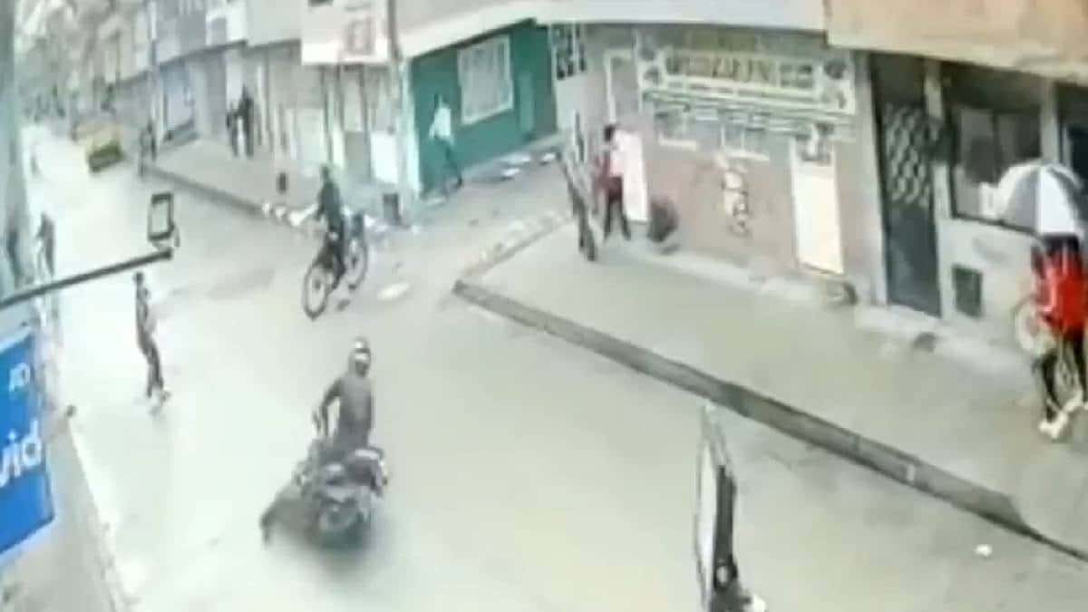 Menor fue atropellado por una moto mientras cruzaba la calle para ...
