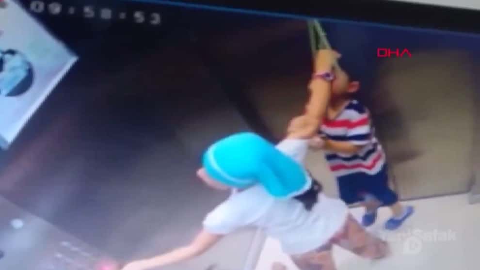 Salvan a menor que queda colgando de un ascensor