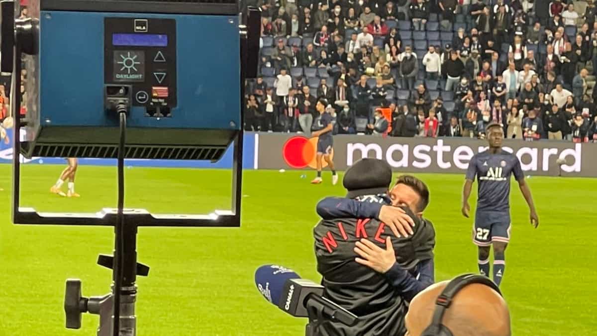 Abrazo entre Ronaldinho y Messi en PSG-Leipzig