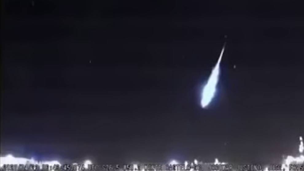 El momento en el que un meteorito pasa y se estalla sobre el cielo de Brasil