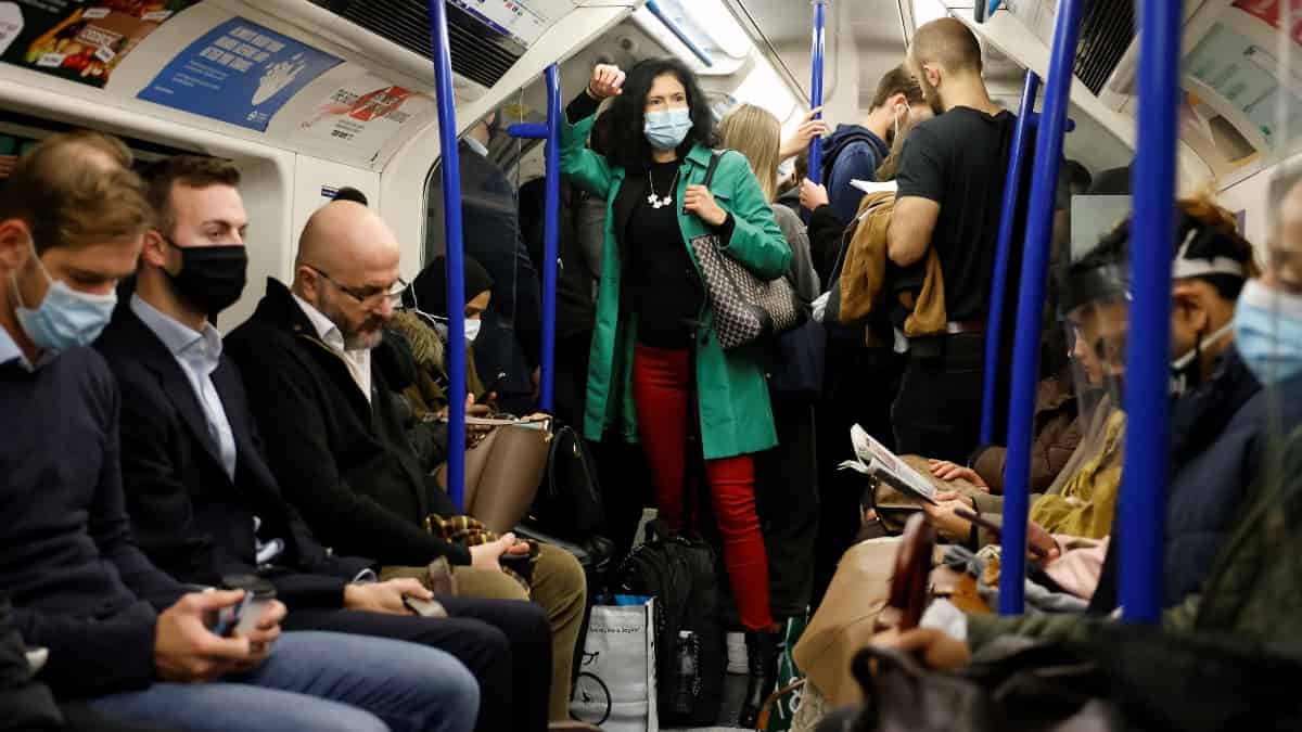 Pasajeros evitan agresión de hombre sobre una mujer asiática en el metro de Londres