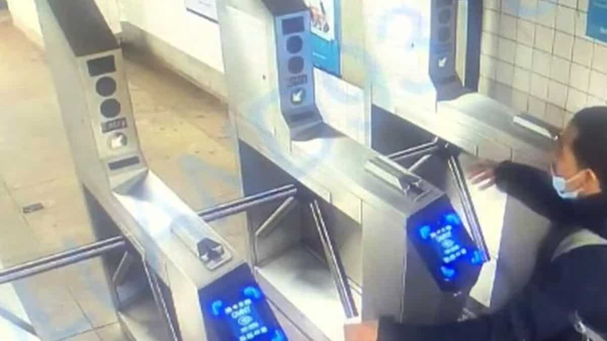 En video: hombre se rompió el cuello tras saltar torniquetes del metro de Nueva York