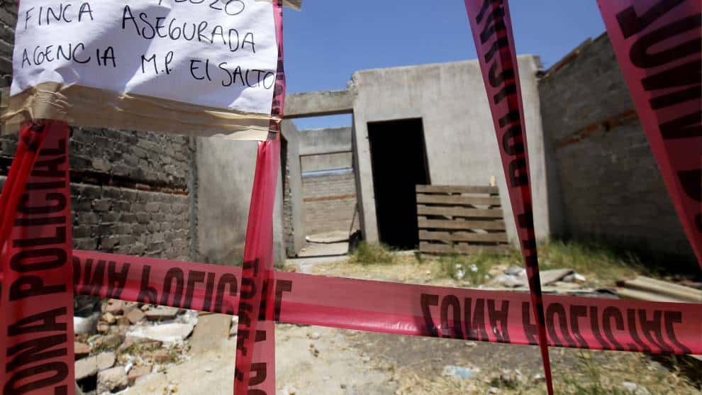 Hallan restos de al menos 25 personas en fosa clandestina en México