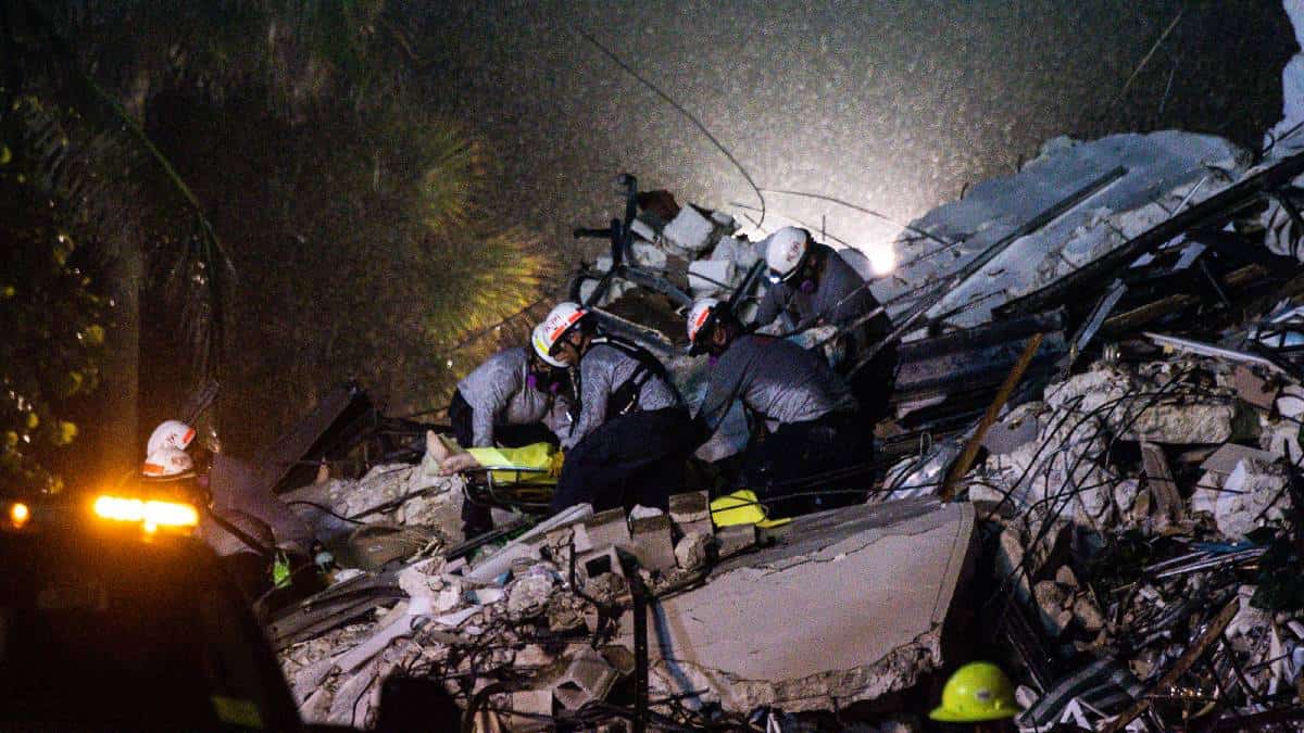 Rescatistas en sus labores en el edificio colapsado Champlain Towers South.