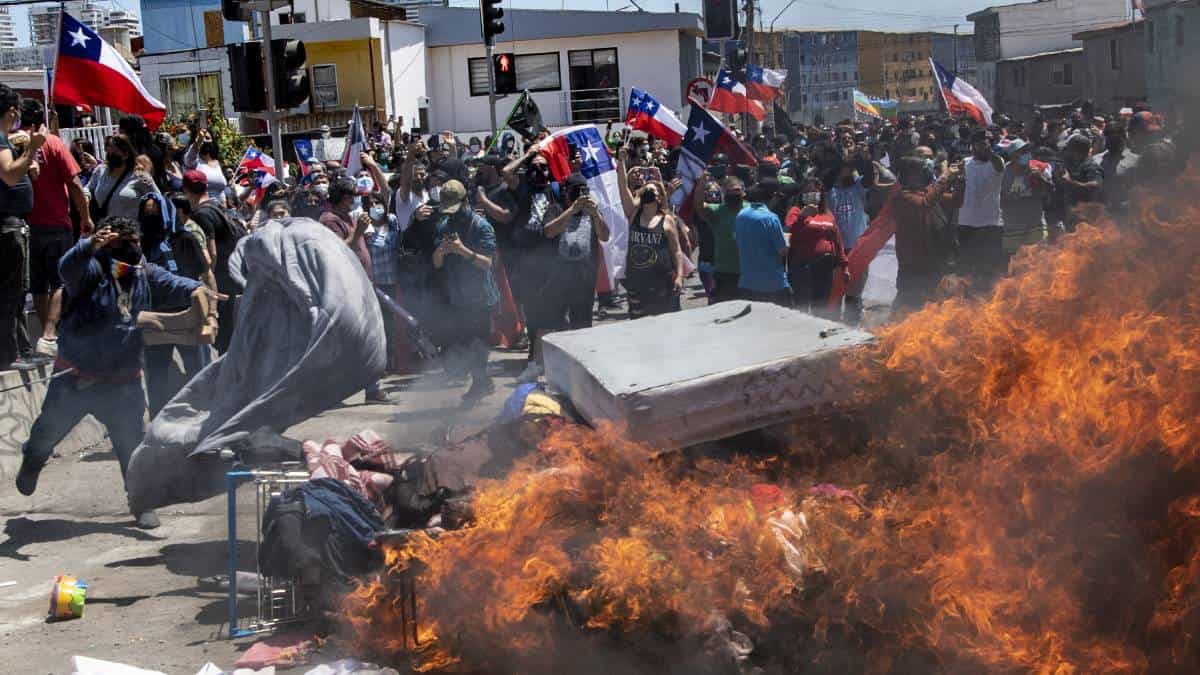 Jornada de violencia en Chile contra migrantes venezolanos