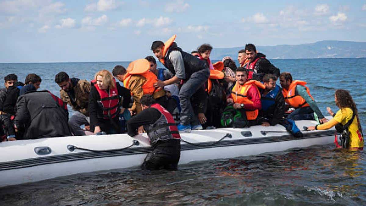 Encuentran cadáver en barco de migrantes que llegó a Islas Canarias