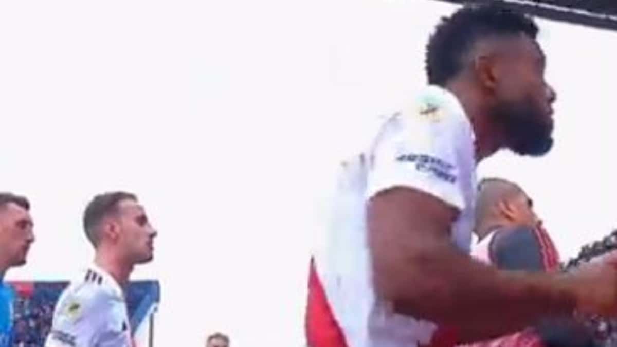 Botella a Miguel Ángel Borja, San Lorenzo 0-1 River Plate