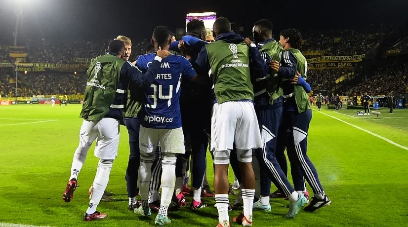 Millonarios logró una victoria histórica frente a Peñarol y es líder del grupo en la Sudamericana