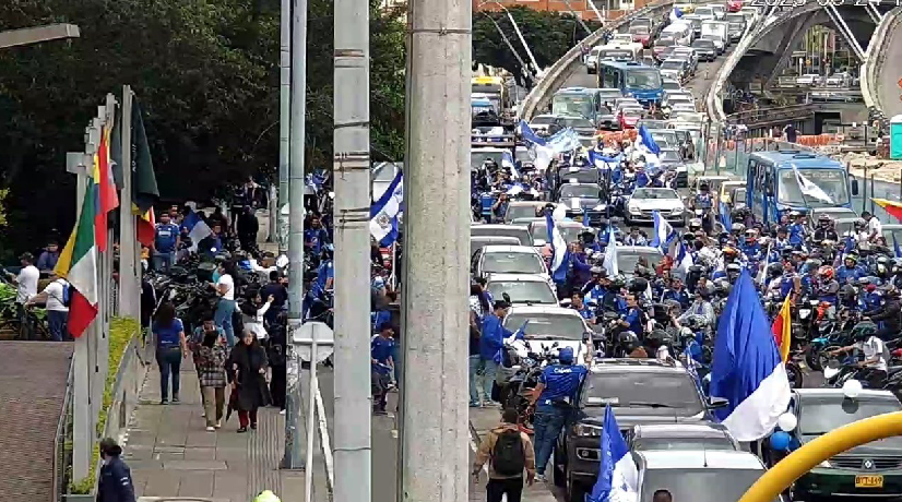 La caravana 'azul': miles de hinchas 'escoltaron' el bus de Millonarios ...