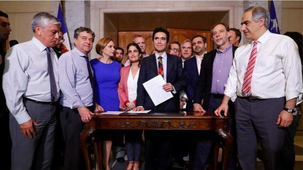 Congreso chileno aprueba subir las pensiones un 50% y disminuir la tarifa del transporte