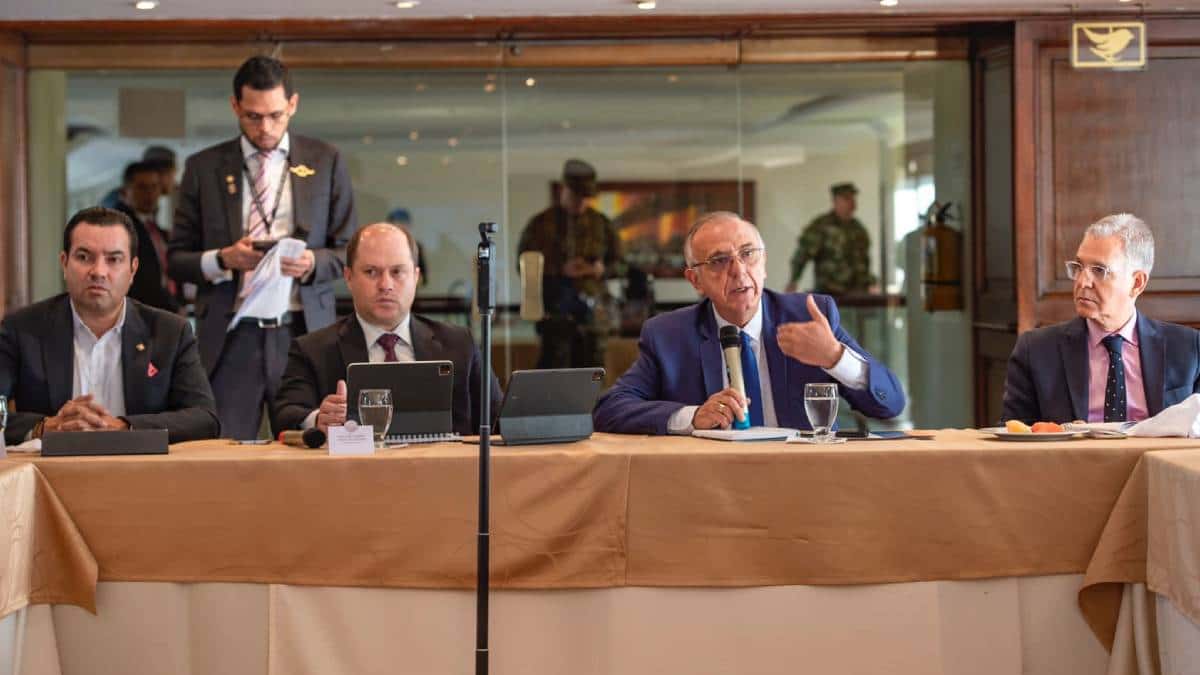Ministro de Defensa se reunió con gobernadores del país
