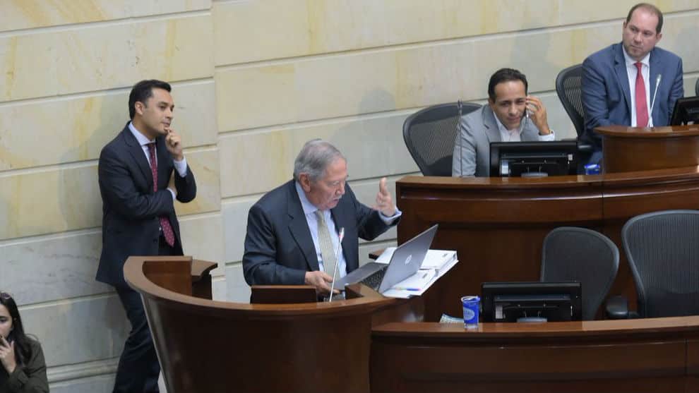 El funcionario ya había superado un proceso de moción en la Cámara de Representantes, en junio de este año. Foto: @GuillermoBotero
