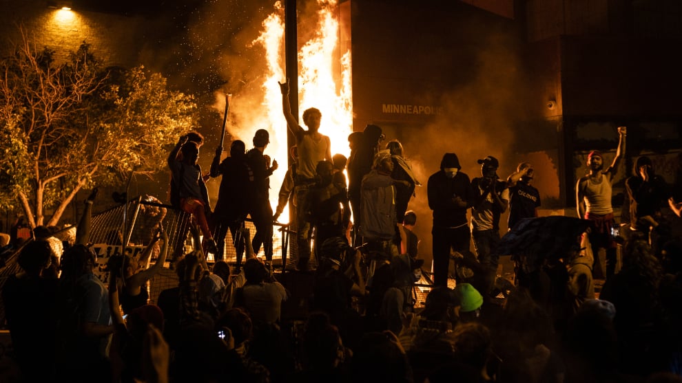 Incendian comisaria en Minneapolis