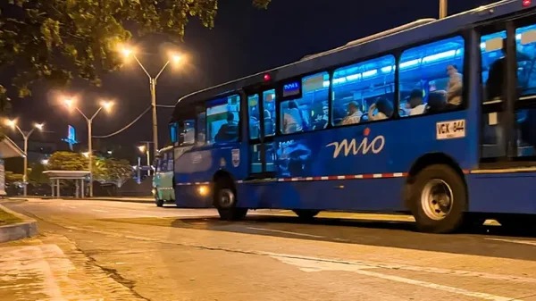 Violenta riña se presentó al interior de un bus del MIO de Cali: "una carnicería"
