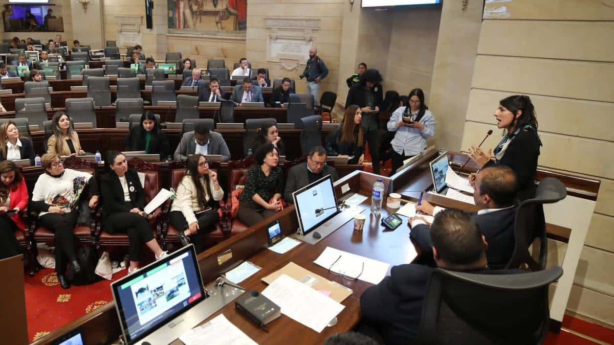 Se cayó moción de censura contra ministra Irene Vélez