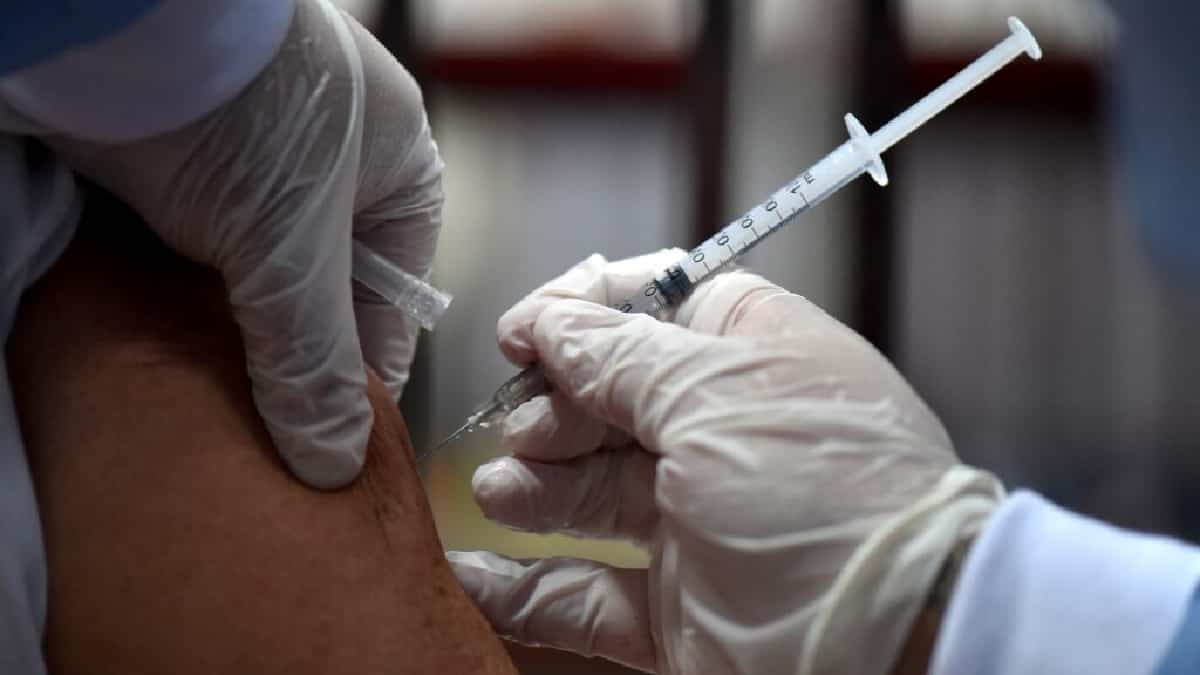 Foto: Luis Robayo - AFP. Aplicación de segundas dosis de las vacunas Moderna y Pfizer ahora será en 84 días