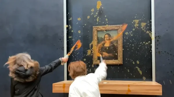 Activistas atacaron con sopa el cuadro de la Mona Lisa, en el Museo Louvre de París
