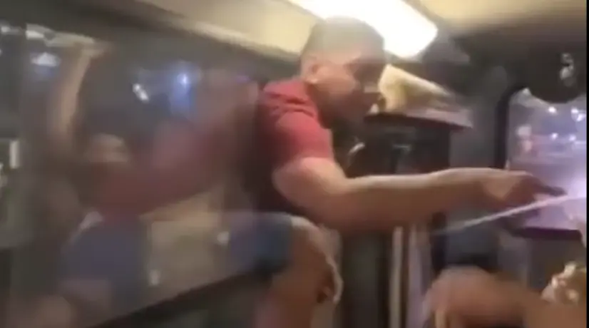 Video: Motociclista generó pánico al intentar meterse por la ventana en bus de Barranquilla