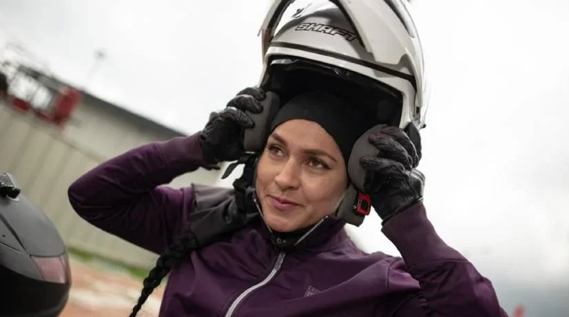 Curso gratis de conducción de moto para mujeres