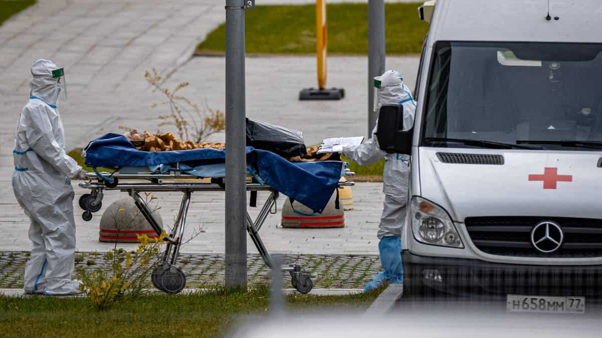 Muertes por covid-19 en Rusia llegan a récord de mil en un día