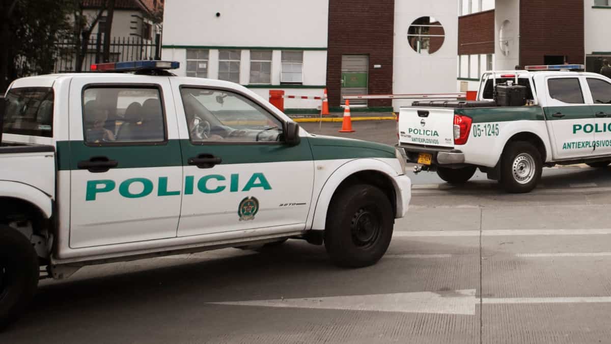 Mujer de 60 años atropelló a dos policías tras emprender huida en Bogotá