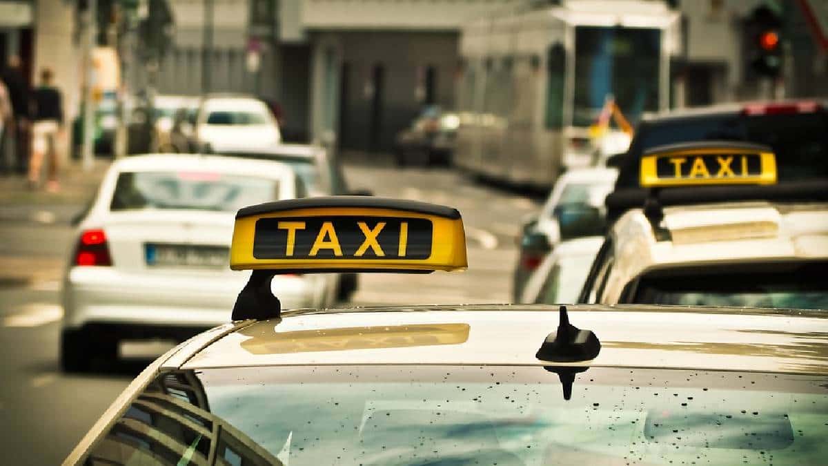 Mujer dio a luz en un taxi y le cobraron la limpieza