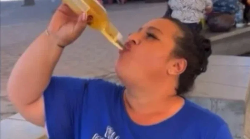 Mujer toma cerveza