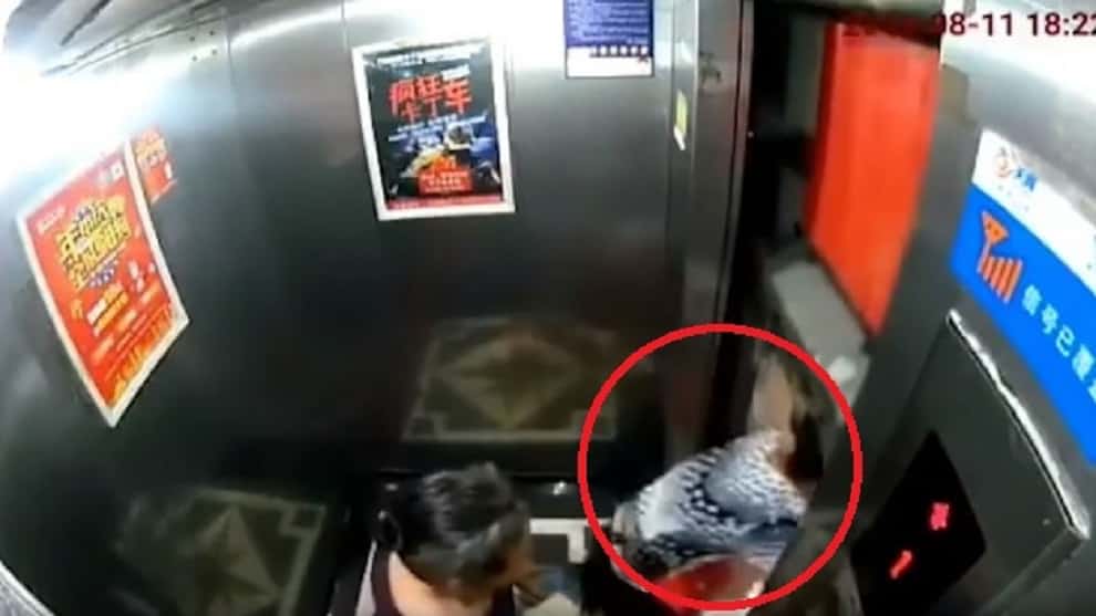 Mujer se salvó por centímetros de ser aplastada por un ascensor