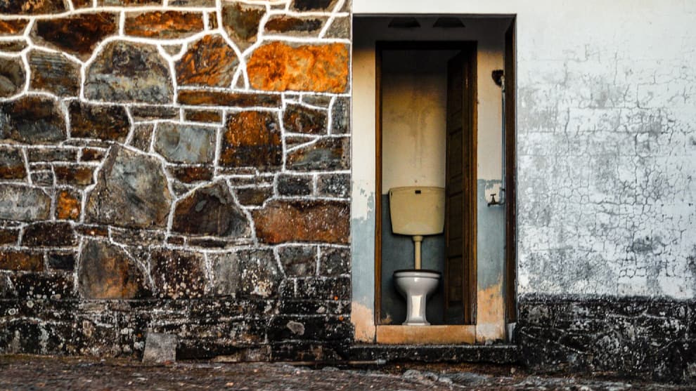 Hombre encierra a su esposa en el baño