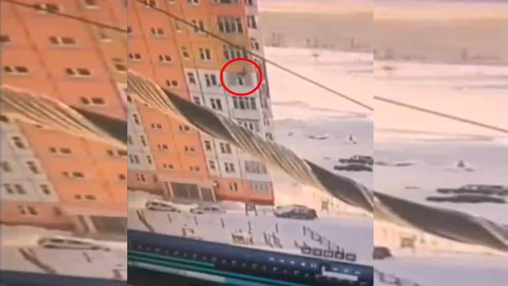 ¡Impactante video! Una mujer cae desde un noveno piso, se levanta y camina como si nada