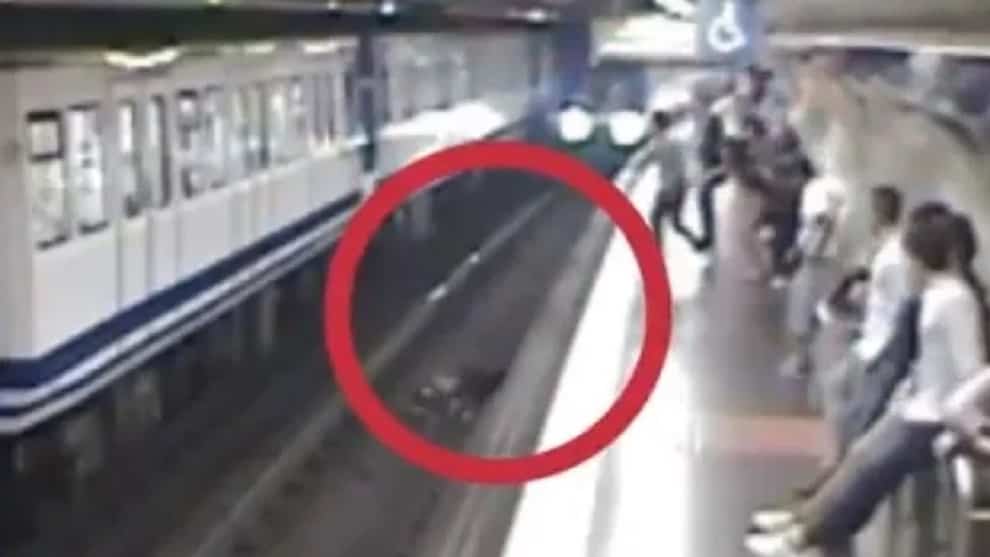 VIDEO: mujer se distrae mirando el celular y cae en las vías del metro