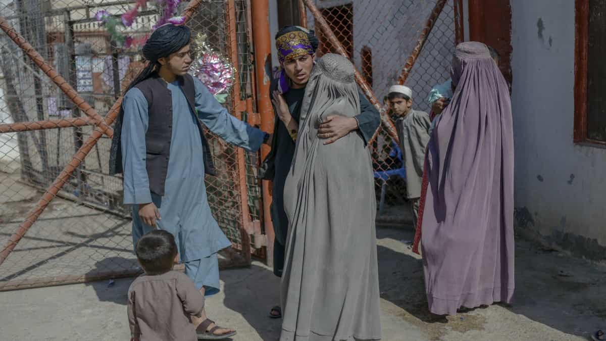 Mujeres de Afganistán muestran su preocupación por no poder trabajar