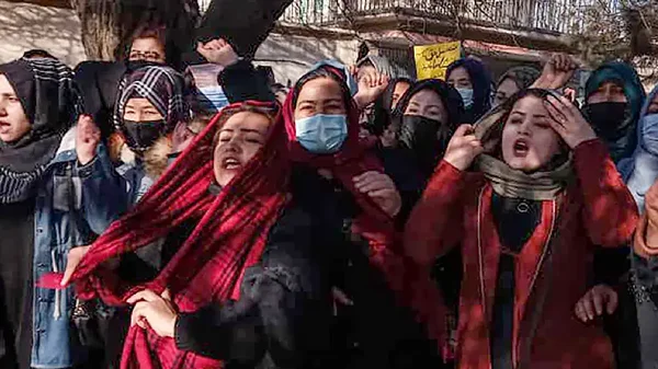 Mujeres protestan en Afganistán tras prohibírseles el acceso a educación universitaria Mujeres protestan en Afganistán tras prohibírseles el acceso a educación universitaria