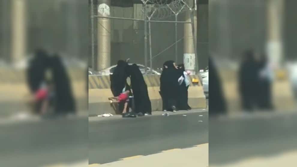 Varios carros transitan por la zona poniendo aún más en riesgo al pequeño y a las mismas mujeres. Foto: Captura