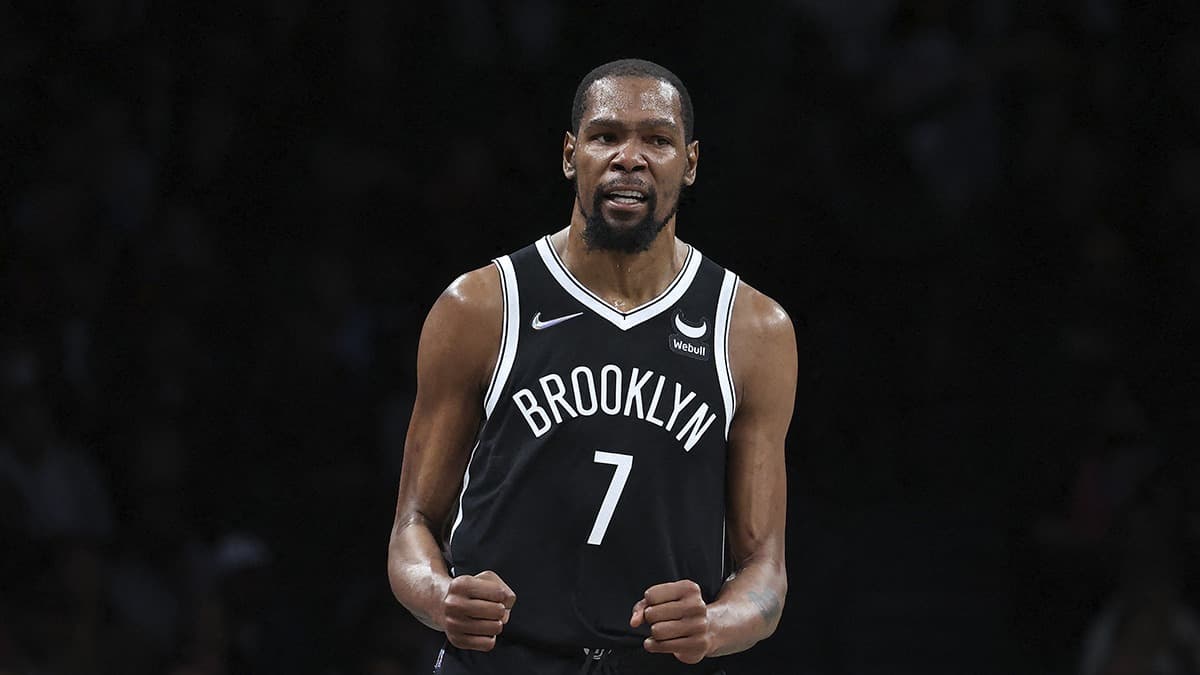 Kevin Durant multado por lanzar balón a los hinchas