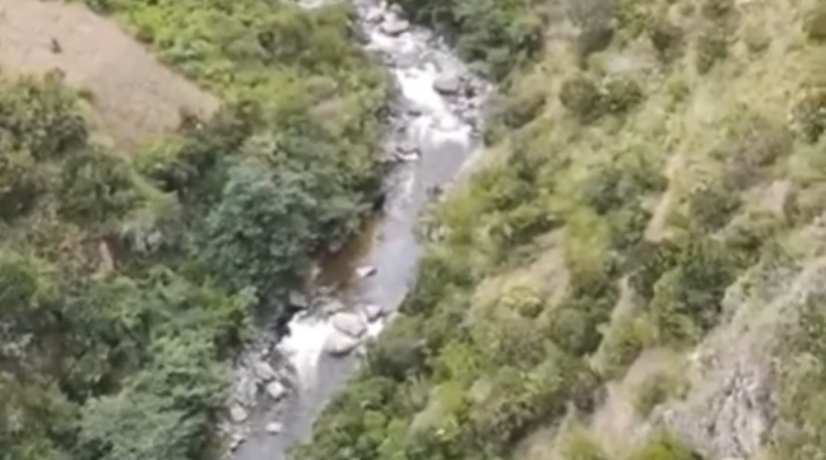 Murieron al intentar cruzar río en teleférico artesanal