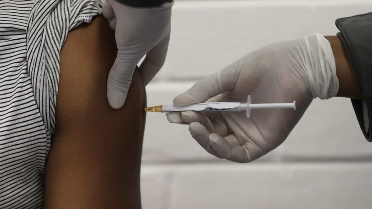 Murió voluntario de prueba de vacuna de Oxford contra covid-19