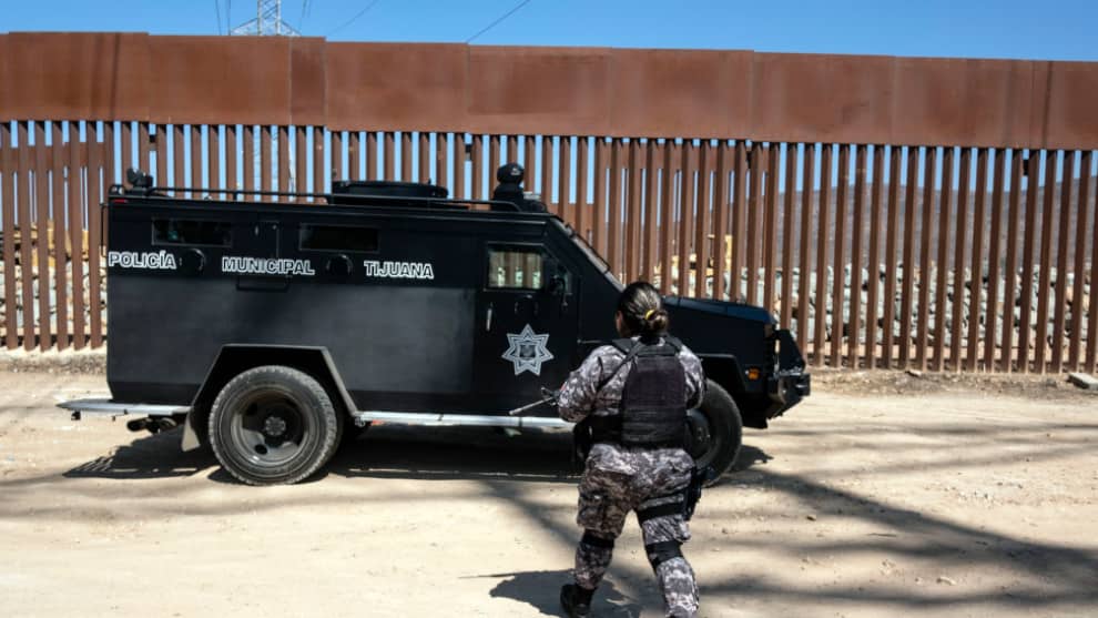 Los traficantes pueden empujar el acero hacia un lado, dejando una apertura en el muro por la que cabe un adulto.