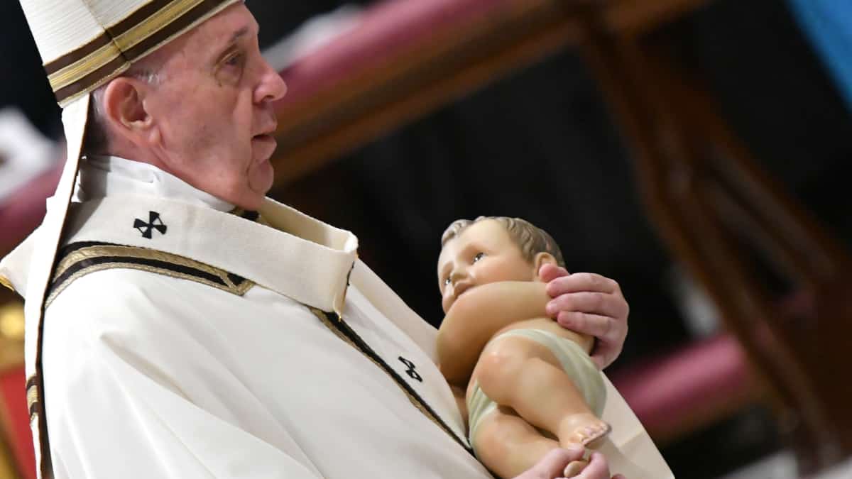 Papa carga al niño Jesús del pesebre del Vaticano