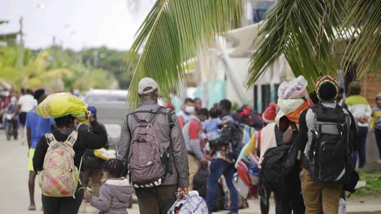 El drama de los migrantes en Necoclí y la lucha por conseguir un tiquete