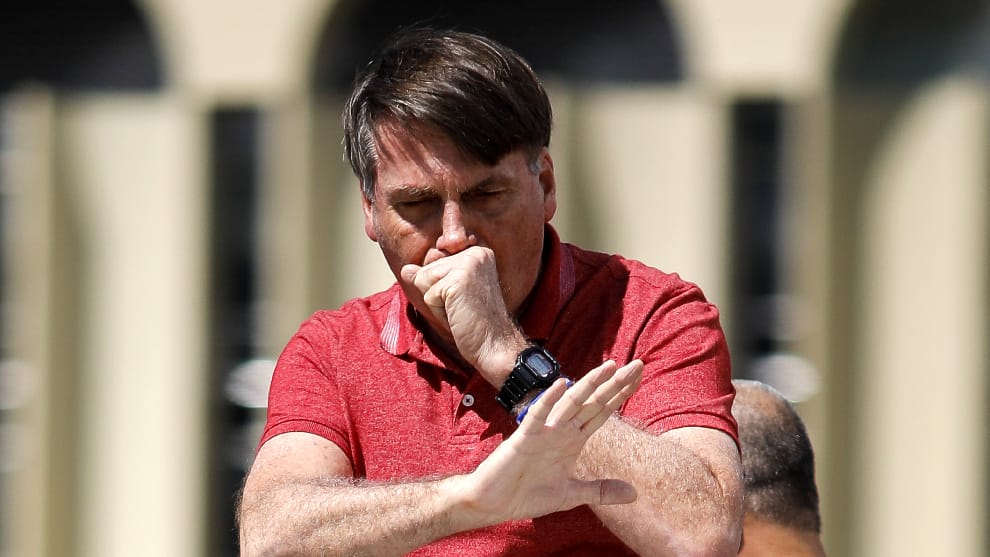 Jair Bolsonaro, presidente de Brasil respondió de forma inesperada a periodistas que le preguntaron por la alta cifra de muertos por coronavirus en su país.