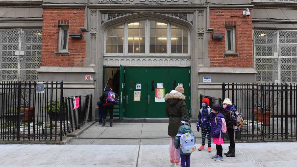 Al menos 850 colegios públicos de Nueva York volvieron a abrir sus puertas