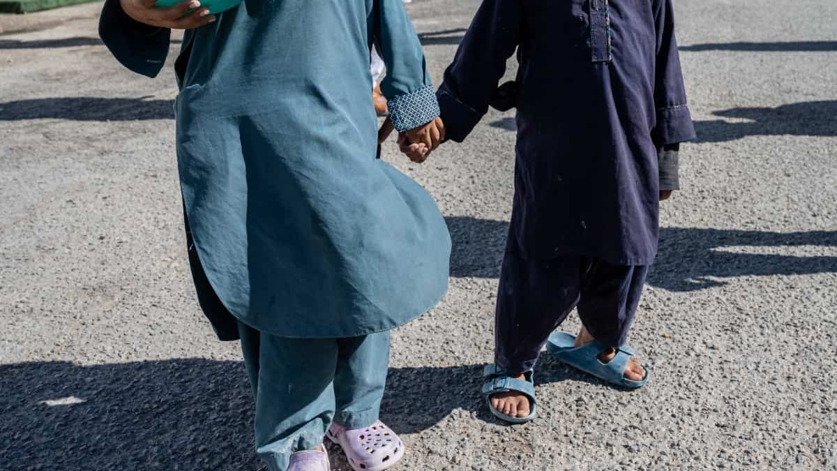 Papás venden a su hija de 14 años en 10.000 dólares y ella escapa previo a su boda