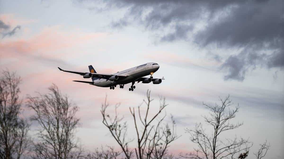 Niño de 9 años escapó de su casa y abordó un avión en Brasil