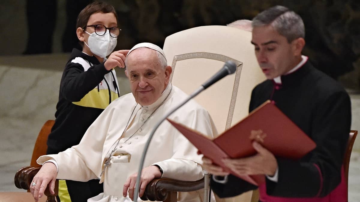 Niño con discapacidad le pidió el solideo al papa Francisco y así reaccionó el pontífice