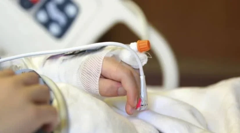 La niña de cuatro años tiene la mitad de su rostro comprometido