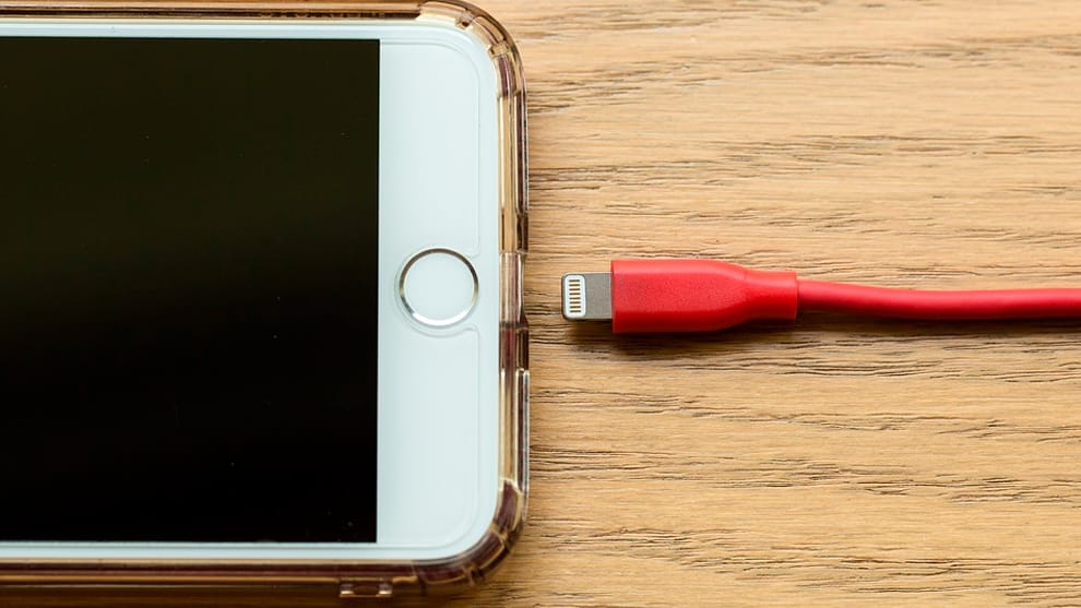 Niña murió electrocutada tras salir de piscina y enchufar su celular