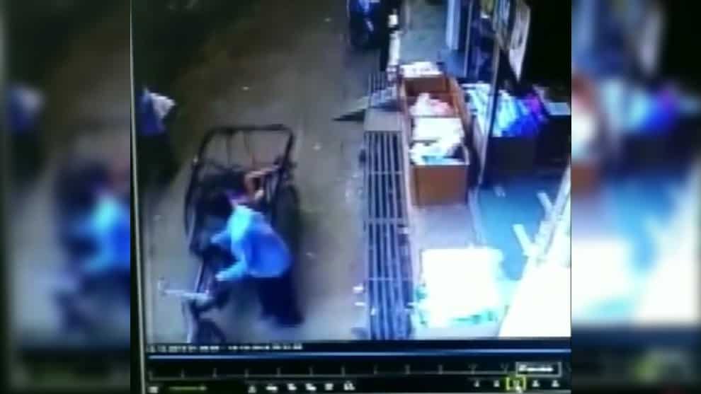 Un niño se salva tras caer en un bicitaxi desde un segundo piso